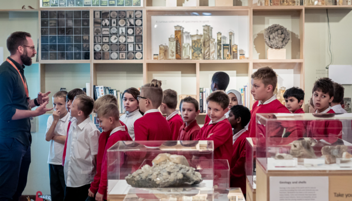 A group of school children visit a museum (Hydar Dewachi)