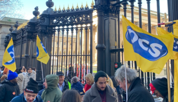 Gates of the British Museum close in front of a PCS picket line (image - @PCSCultureGroup)